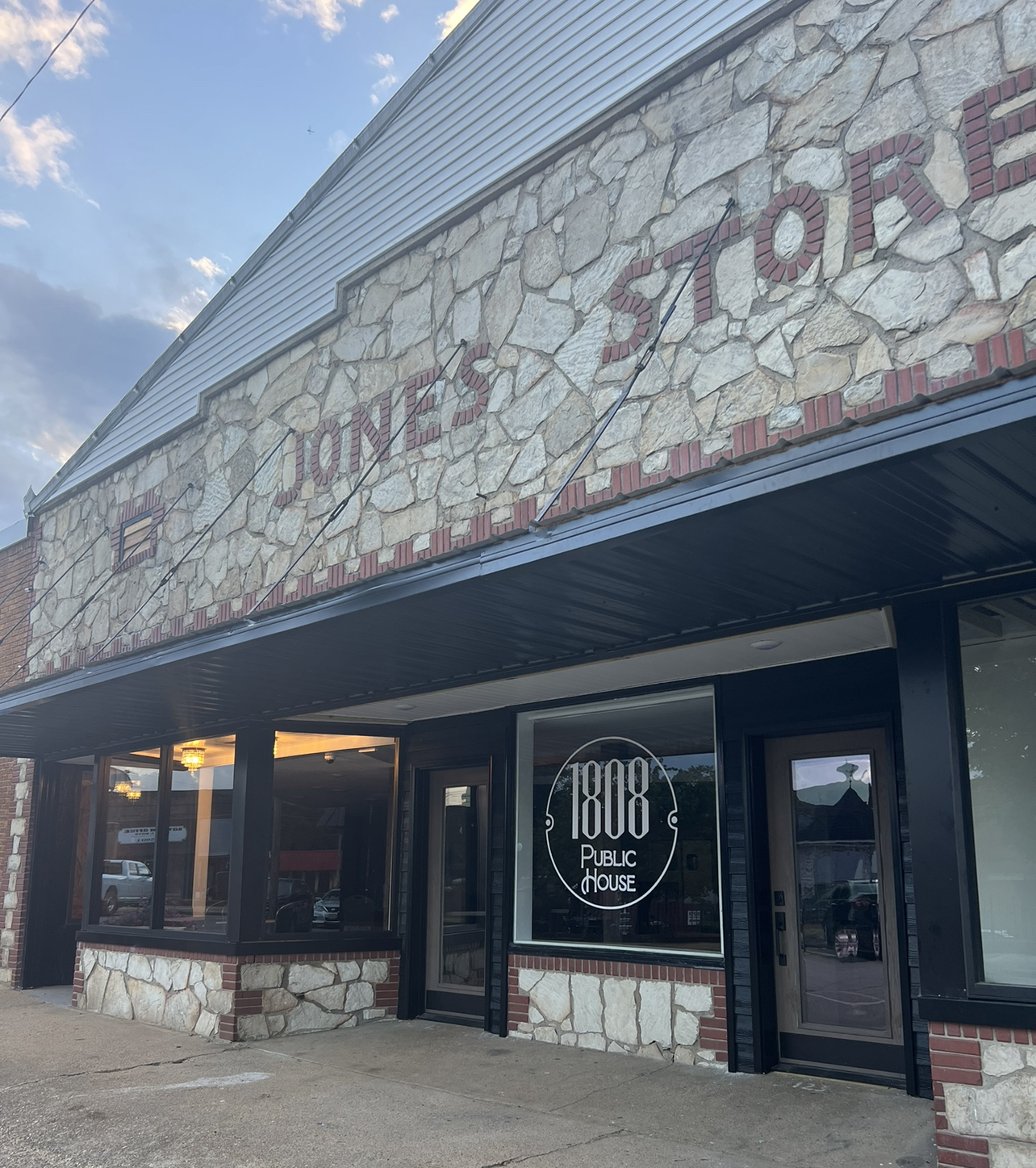 1808 Public Doniphan 1808 Public House Wedding Venue | VowVenue.com