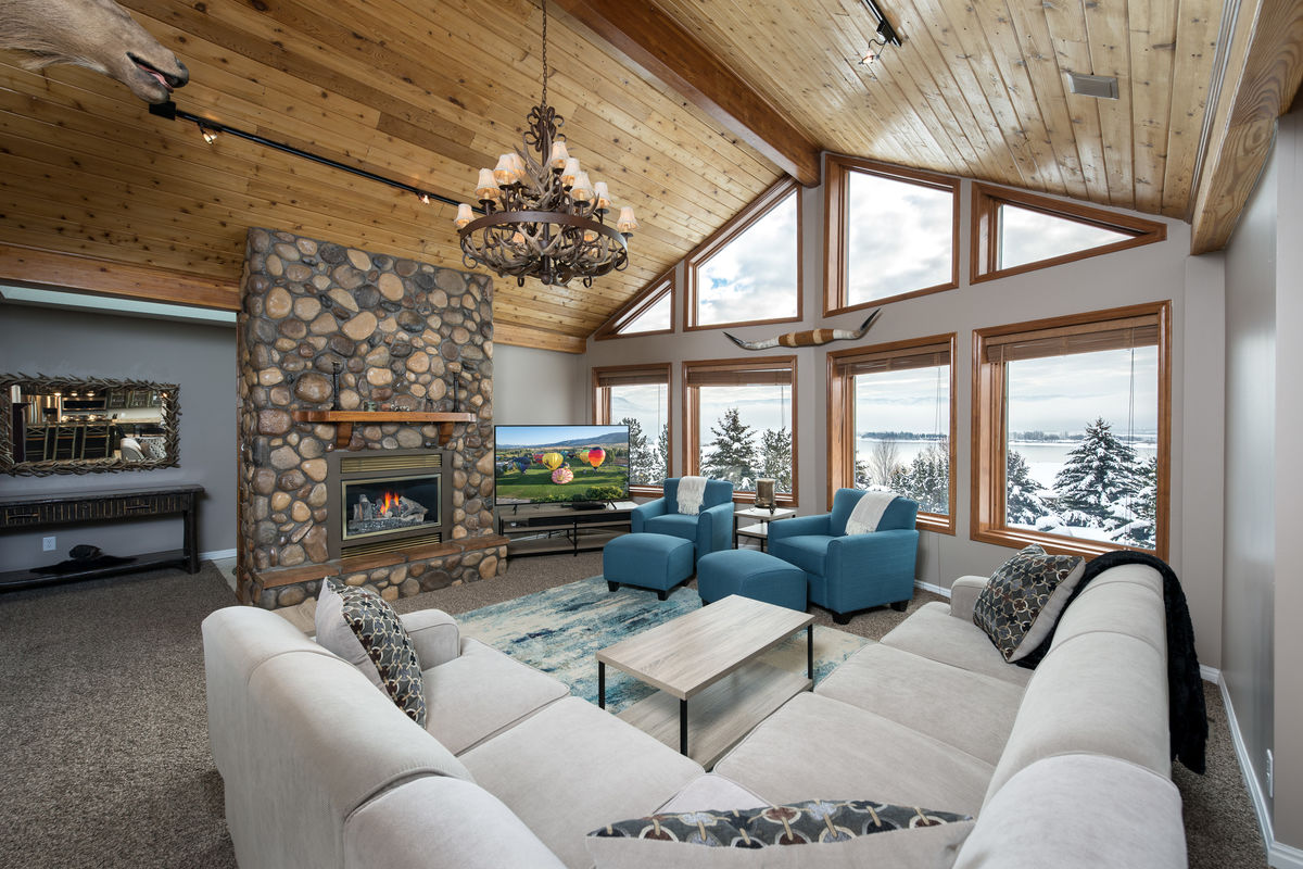 Mountain Luxury Lodge - Wedding Venue | VowVenue.com - Luxury Mountain Rentals With High End Music Room Equipment